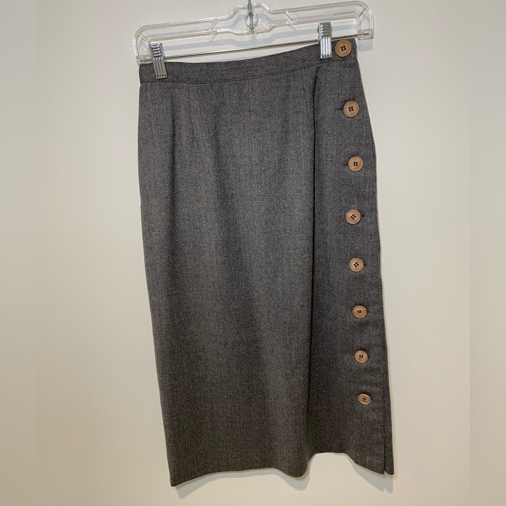 Vintage bloomingdales high waisted 100% wool skirt with‎ buttons and lining.